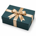 Geschenkbox 30 x 20 x 10 cm aus Karton in Dunkelgrün mit goldfarbener Satinschleife - rechteckige Geschenkverpackung