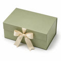 Geschenkbox 30 x 22 x 12 cm aus Karton salbeigrün mit Schleife