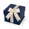 Geschenkbox 20 x 20 x 12 cm aus Karton in Dunkelblau mit Satinband zum Verschenken
