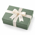 Geschenkbox 30 x 22 x 8 cm aus Karton in Salbeigrün/Creme mit Schleife für Geschenke