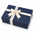 Geschenkbox 30 x 22 x 8 cm aus Karton in Dunkelblau Creme mit Schleife zum Verpacken