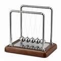 Newton-Pendel 24 cm aus Metall und Holz in Silber Braun für Schreibtisch